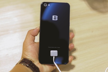 Đánh giá nhanh Bphone 2017: Thiết kế hoàn thiện tốt, giá cao