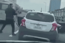 Triệu tập 2 người "cà khịa", ẩu đả với tài xế ô tô trên vành đai 2