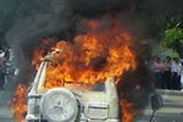 Xe Mitsubishi Jolie bốc cháy trên đường phố Hà Nội