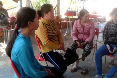 Vạ vật trước cổng công ty đòi lương