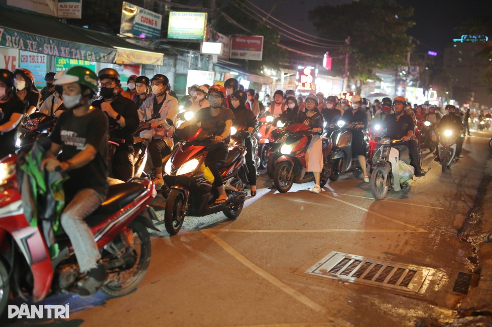 Ma trận kẹt xe ở ngã tư Hàng Xanh giờ tan tầm - 3