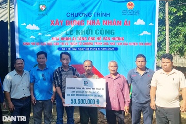 Người đàn ông nghèo thoát cảnh mua từng miếng tôn “vá” nhà