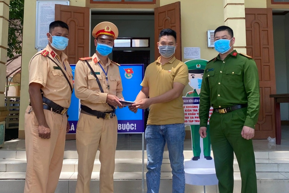 CSGT trả chiếc ví chứa hàng chục triệu đồng cho người đánh mất - 2 CSGT trả chiếc ví chứa hàng chục triệu đồng cho người đánh mất - 2