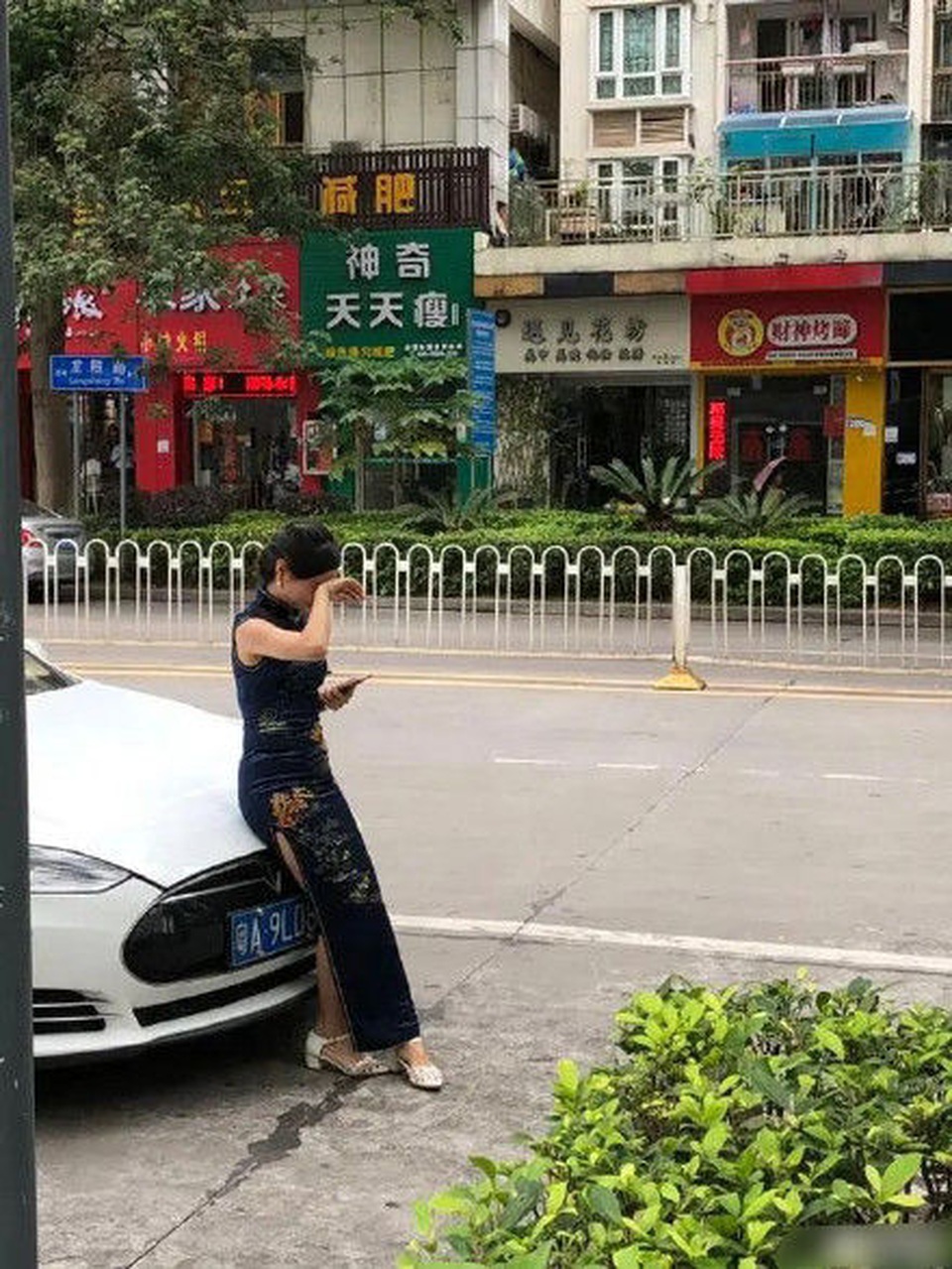 Xe chạy điện Trung Quốc cứu nguy cho xe Tesla hết điện giữa đường - 1 Xe chạy điện Trung Quốc cứu nguy cho xe Tesla hết điện giữa đường - 1