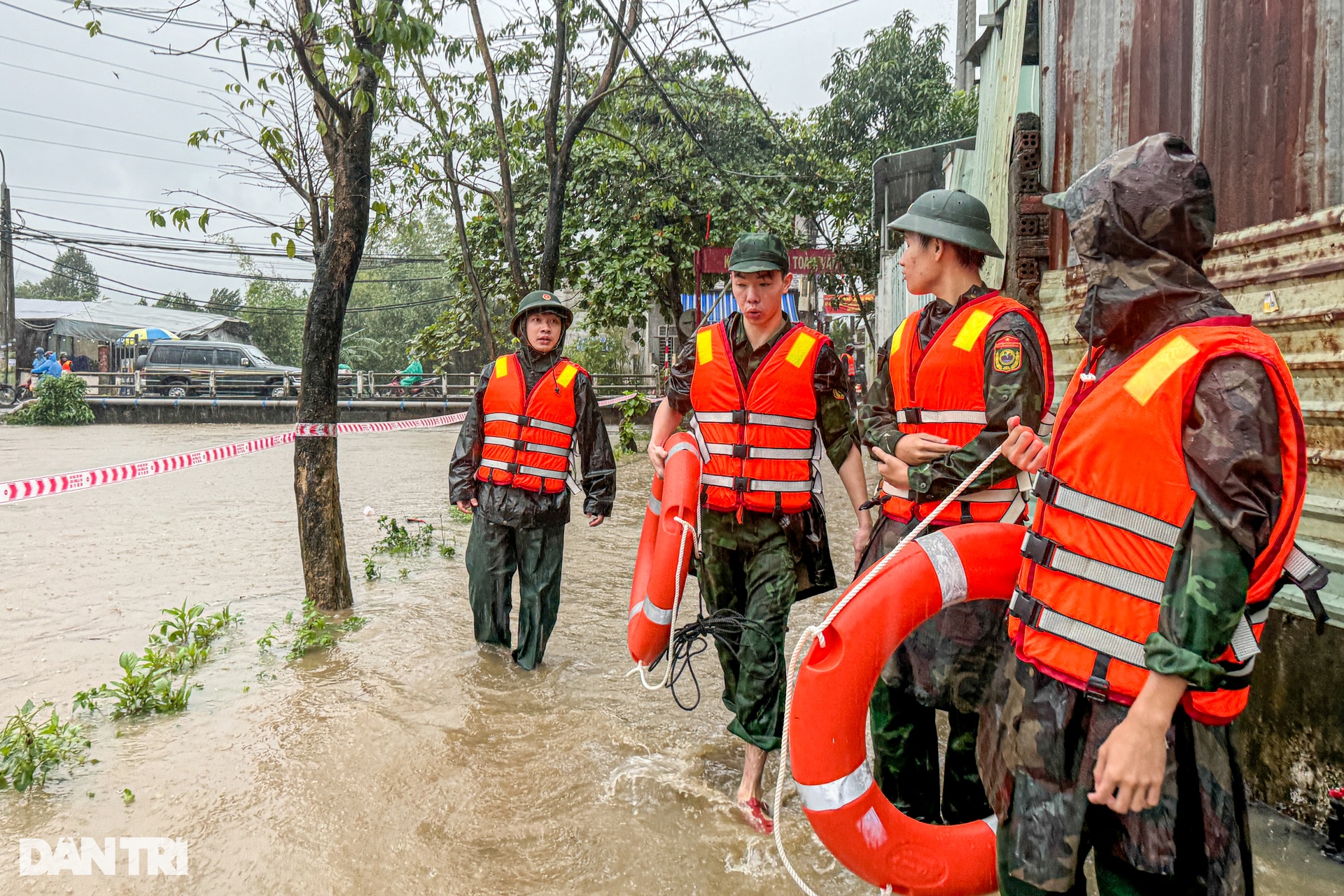 Bộ đội, công an vào rốn ngập ở Đà Nẵng sơ tán dân - 3 Bộ đội, công an vào rốn ngập ở Đà Nẵng sơ tán dân - 3