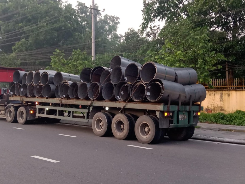 Hơn chục cuộn tôn đứt xích, rơi xuống đường và văng lên vỉa hè - 1 Hơn chục cuộn tôn đứt xích, rơi xuống đường và văng lên vỉa hè - 1