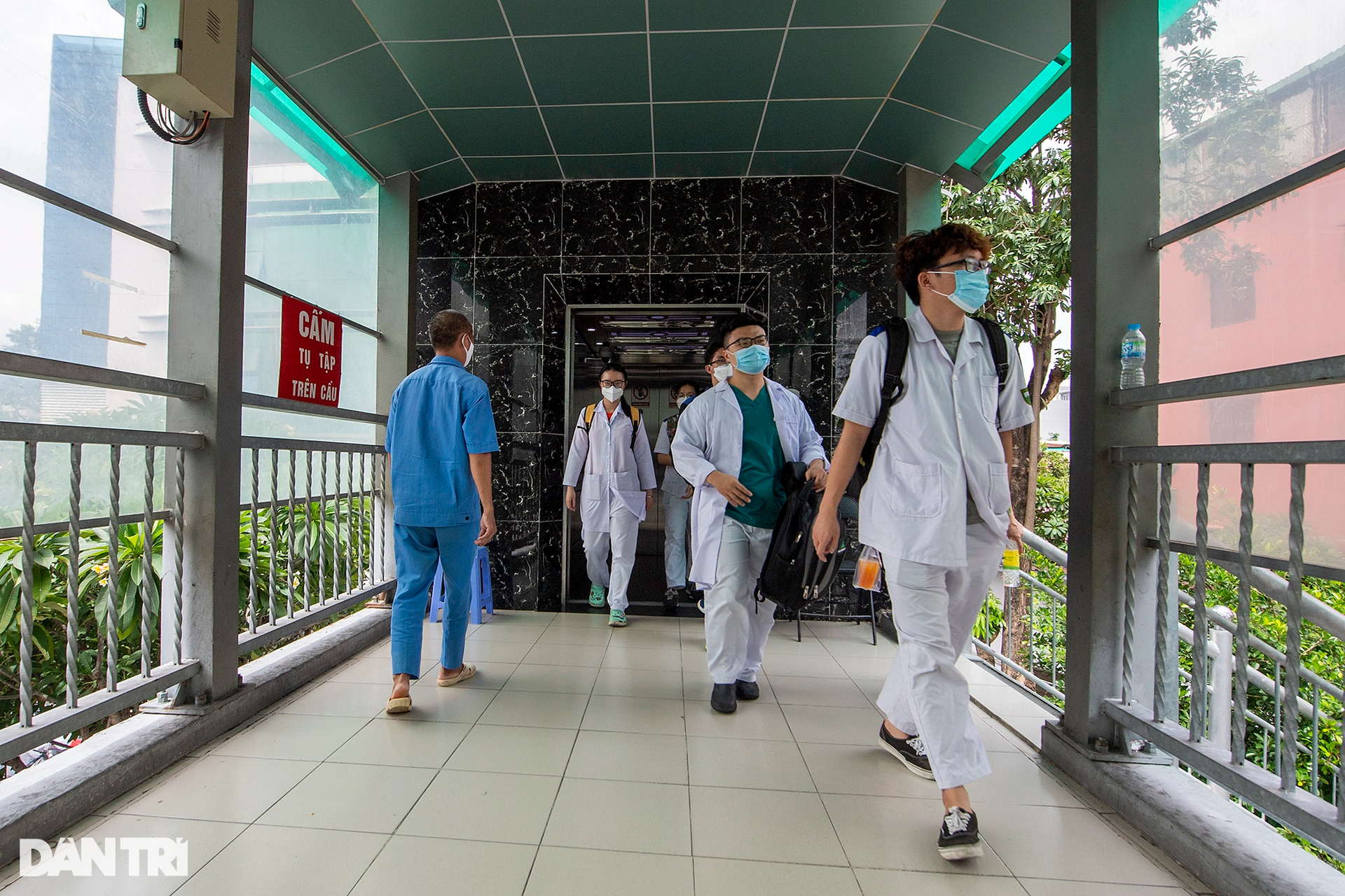 Cảnh đối lập khang trang - nhếch nhác ở các cầu vượt bộ hành tại TPHCM - 6 Cảnh đối lập khang trang - nhếch nhác ở các cầu vượt bộ hành tại TPHCM - 6
