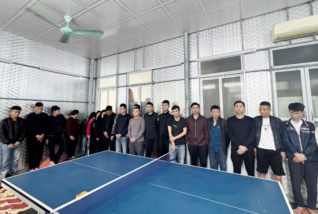 Cảnh sát đột kích sới bạc tại quán karaoke - 1