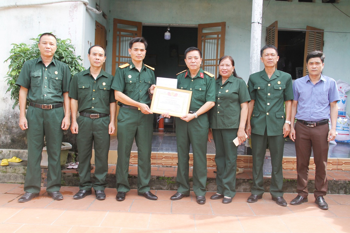 Hội Cựu chiến binh Tam Đảo khen thưởng người giải cứu xe máy mất phanh - 1 Hội Cựu chiến binh Tam Đảo khen thưởng người giải cứu xe máy mất phanh - 1