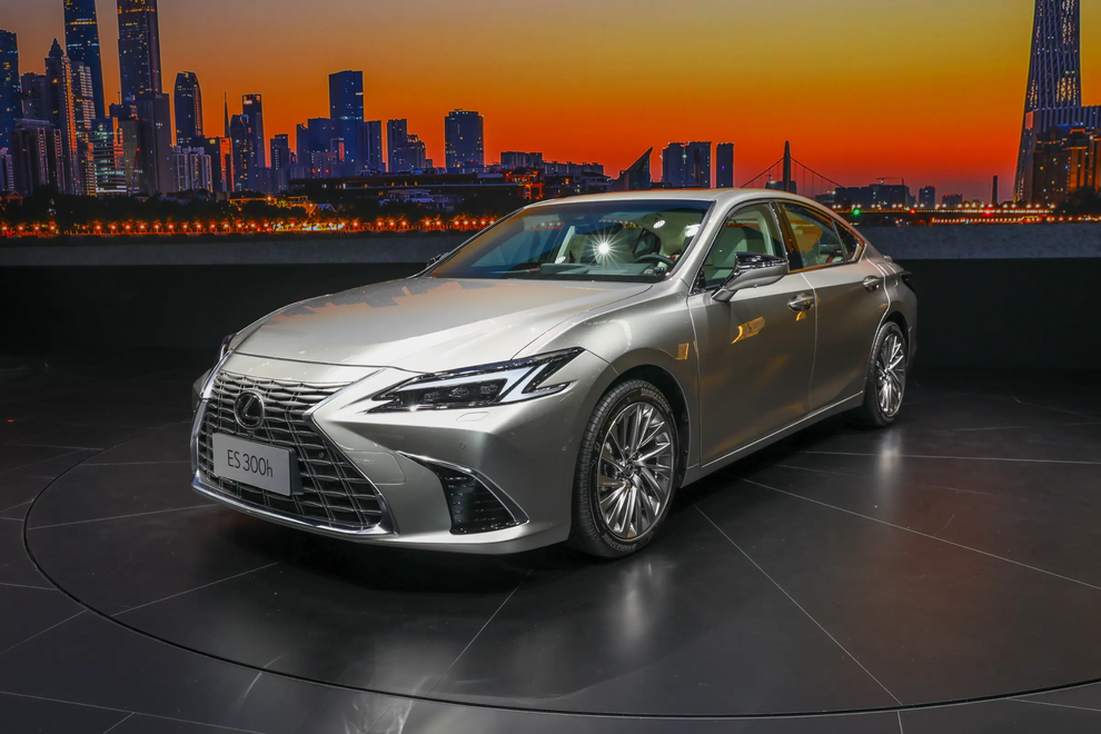 Lexus ES 2025 ra mắt, sedan hạng sang thêm công nghệ để hút khách hàng trẻ? - 8