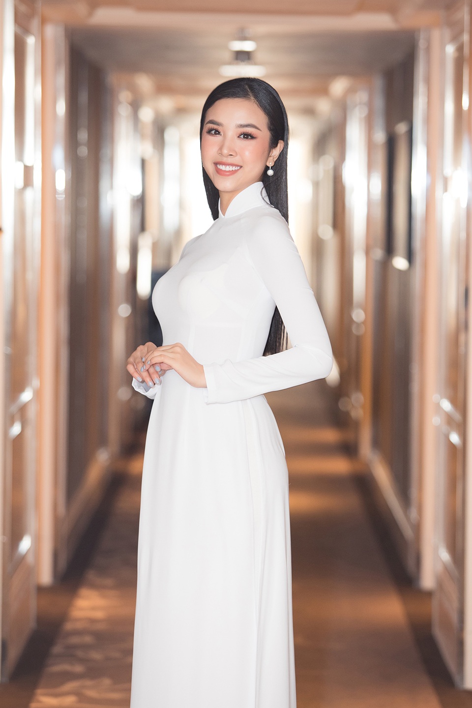 Hoa hậu Đỗ Mỹ Linh, Trần Tiểu Vy, Lương Thuỳ Linh đọ dáng với áo dài trắng - 5 Hoa hậu Đỗ Mỹ Linh, Trần Tiểu Vy, Lương Thuỳ Linh đọ dáng với áo dài trắng - 5