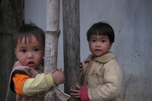 Xót xa cảnh 4 con thơ thiếu bàn tay mẹ