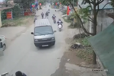 Mở cửa ô tô không quan sát, tài xế gây tai nạn liên hoàn