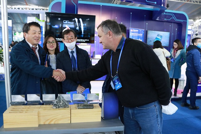 Tổng Giám đốc Masan High-Tech Materials chia sẻ thông tin về các sản phẩm vật liệu công nghệ cao của Công ty tới khách tham quan. Tổng Giám đốc Masan High-Tech Materials chia sẻ thông tin về các sản phẩm vật liệu công nghệ cao của Công ty tới khách tham quan.