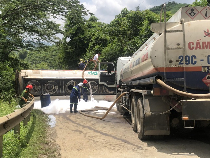 Xe bồn chở xăng, dầu lật chắn ngang đường quốc lộ - 2