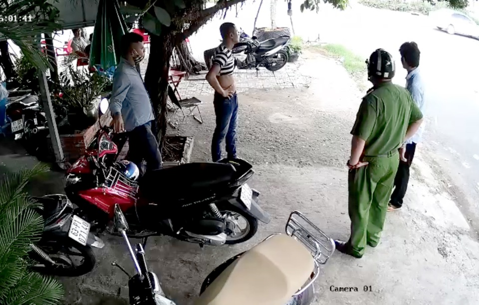 Chủ quán cà phê bị đánh tới tấp vì 2 đĩa cơm - 4 Chủ quán cà phê bị đánh tới tấp vì 2 đĩa cơm - 4