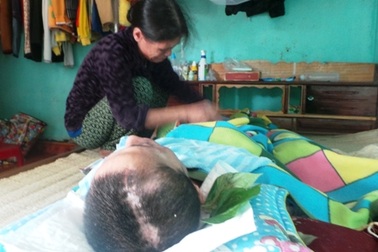 Người mẹ già khốn khổ giữa đàn con điên dại, tật nguyền