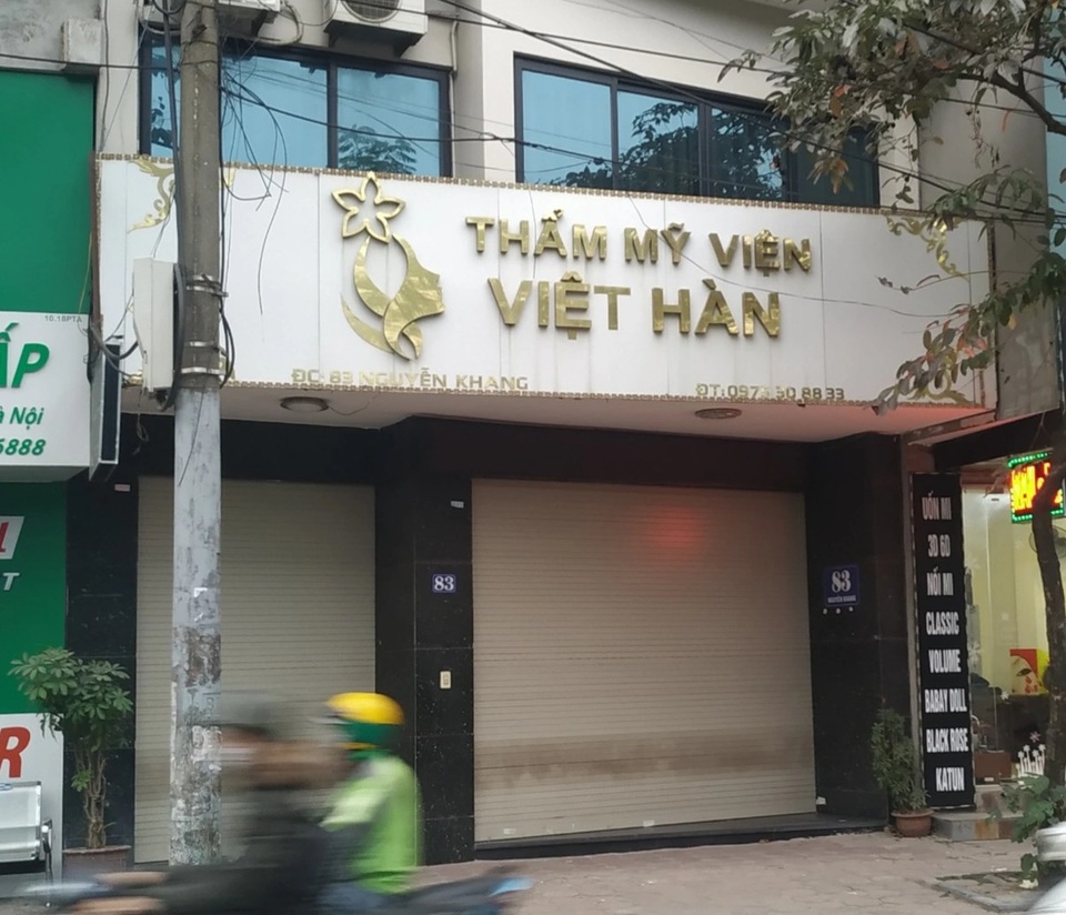 Thẩm mỹ viện Việt Hàn đóng kín cửa, người dân tập trung đông sau vụ việc chết người - 1 Thẩm mỹ viện Việt Hàn đóng kín cửa, người dân tập trung đông sau vụ việc chết người - 1
