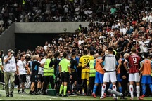 Trận đấu ở Pháp phải hủy bỏ vì đám đông ẩu đả sau sự cố điên rồ