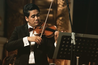 NSƯT Bùi Công Duy trình diễn cùng hơn 100 nghệ sĩ