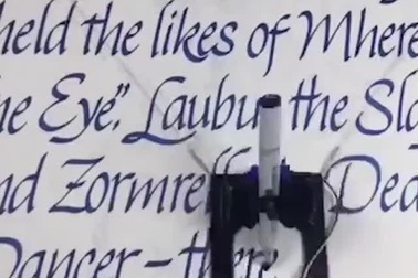 Thú vị chú robot có khả năng sao chép chữ viết tay và nét vẽ của bất kỳ ai