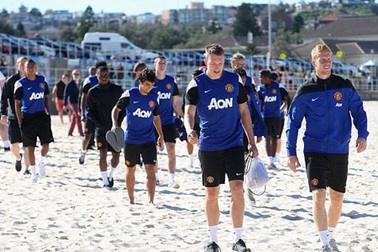 Man Utd “luyện công” trên bãi biển trước khi rời Australia