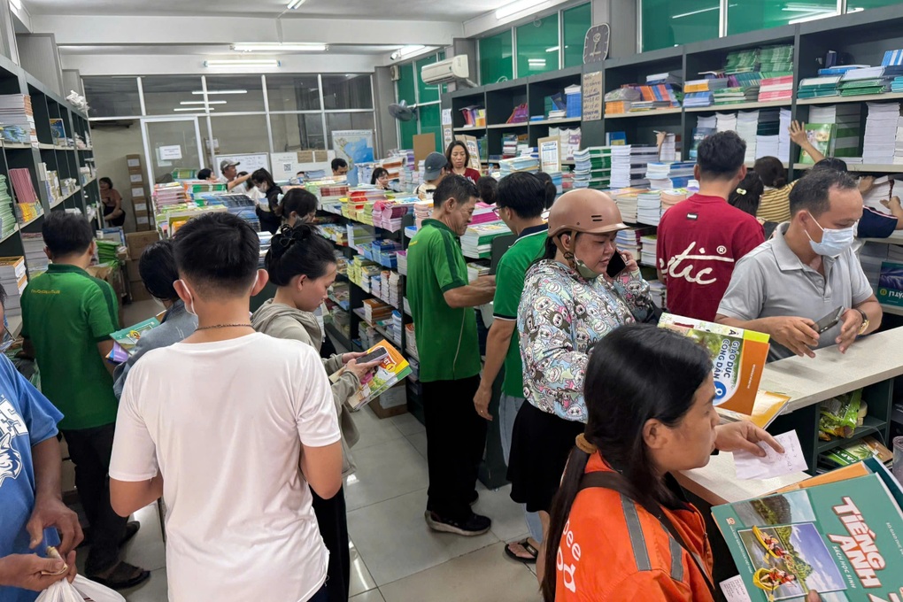 Khai giảng vẫn tất tả tìm sách giáo khoa, phải “trình” cả giấy khai sinh - 1