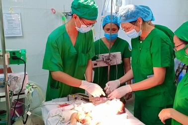 Bệnh nhi không thể chuyển viện, bác sĩ về tận nơi cứu sống