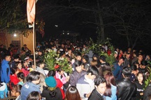 Nửa đêm đi chợ đình hái lộc, cầu duyên