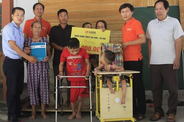 Bạn đọc Dân trí giúp đỡ 3 cháu bé bị bại não hơn 50 triệu đồng