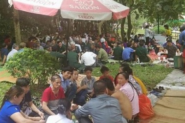 Bán đồ ăn vặt, cho thuê chiếu được tiền triệu dịp Giỗ Tổ