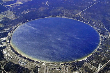 Khám phá bí ẩn phía sau hồ tự nhiên tròn nhất thế giới