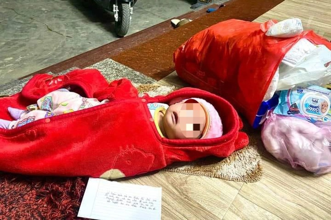 Bé trai 2 tháng tuổi bị bỏ rơi, được bố nuôi đặt tên Lộc Giáng Sinh - 1 Bé trai 2 tháng tuổi bị bỏ rơi, được bố nuôi đặt tên Lộc Giáng Sinh - 1