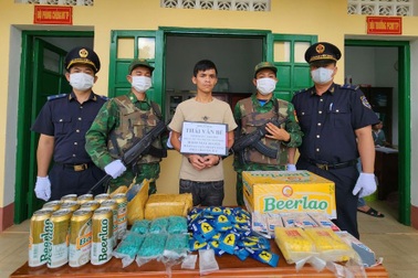 Bắt giữ đối tượng vận chuyển số lượng lớn nghi là ma túy qua cửa khẩu