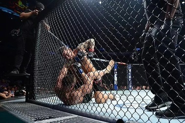 "Gã điên" McGregor nóng lòng tái đấu sau khi bị Poirier đá gãy chân