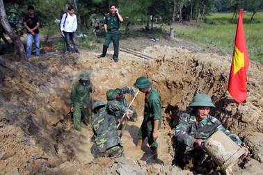 Phát hiện quả bom nặng 230kg trên cánh đồng
