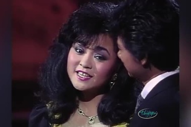 Hương Lan và Chế Linh hát "Con đường xưa em đi"