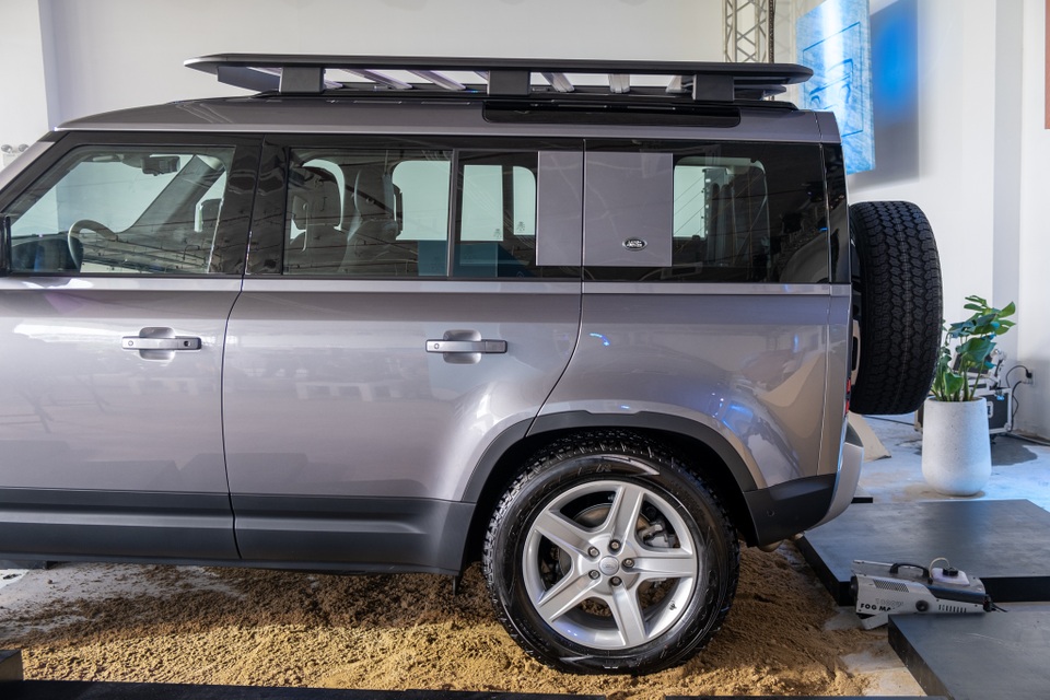 Land Rover Defender giá từ 3,85 tỷ - SUV cho đại gia Việt thích khám phá - 5