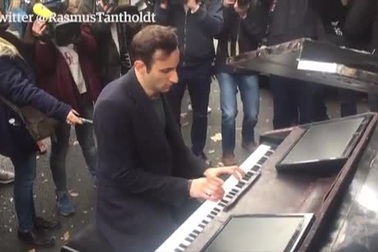 Nổ súng ở Paris: Bản lĩnh và tình người Pháp