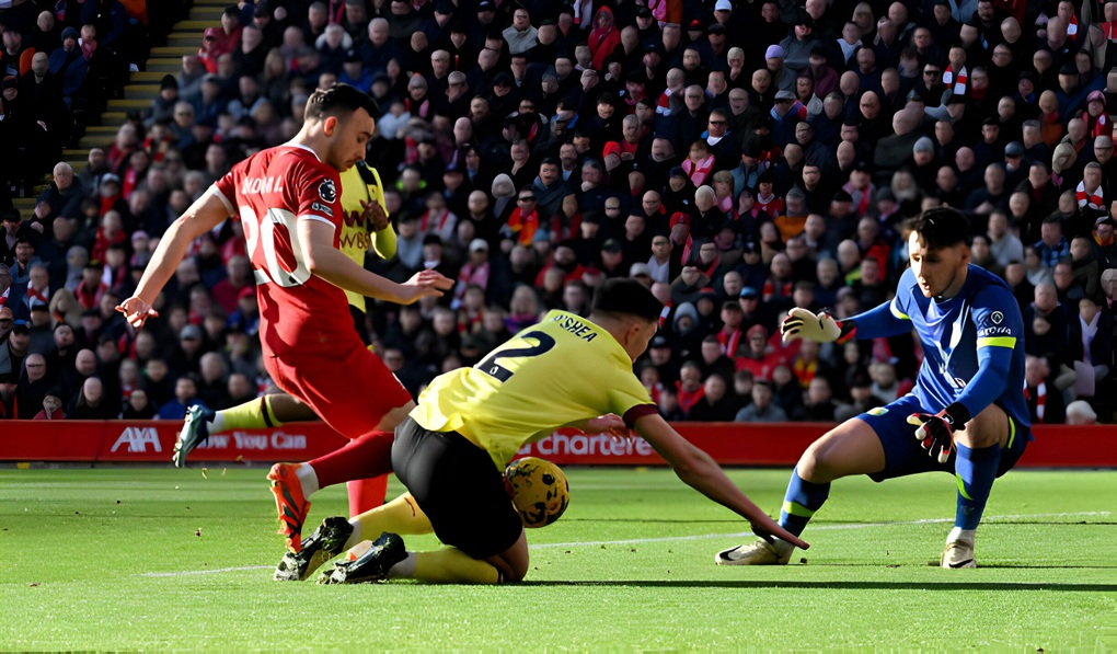 Liverpool hạ Burnley, duy trì khoảng cách với Man City - 1