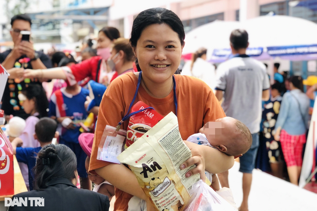 Con không muốn truyền thuốc, con muốn chơi Trung thu… - 4 Con không muốn truyền thuốc, con muốn chơi Trung thu… - 4