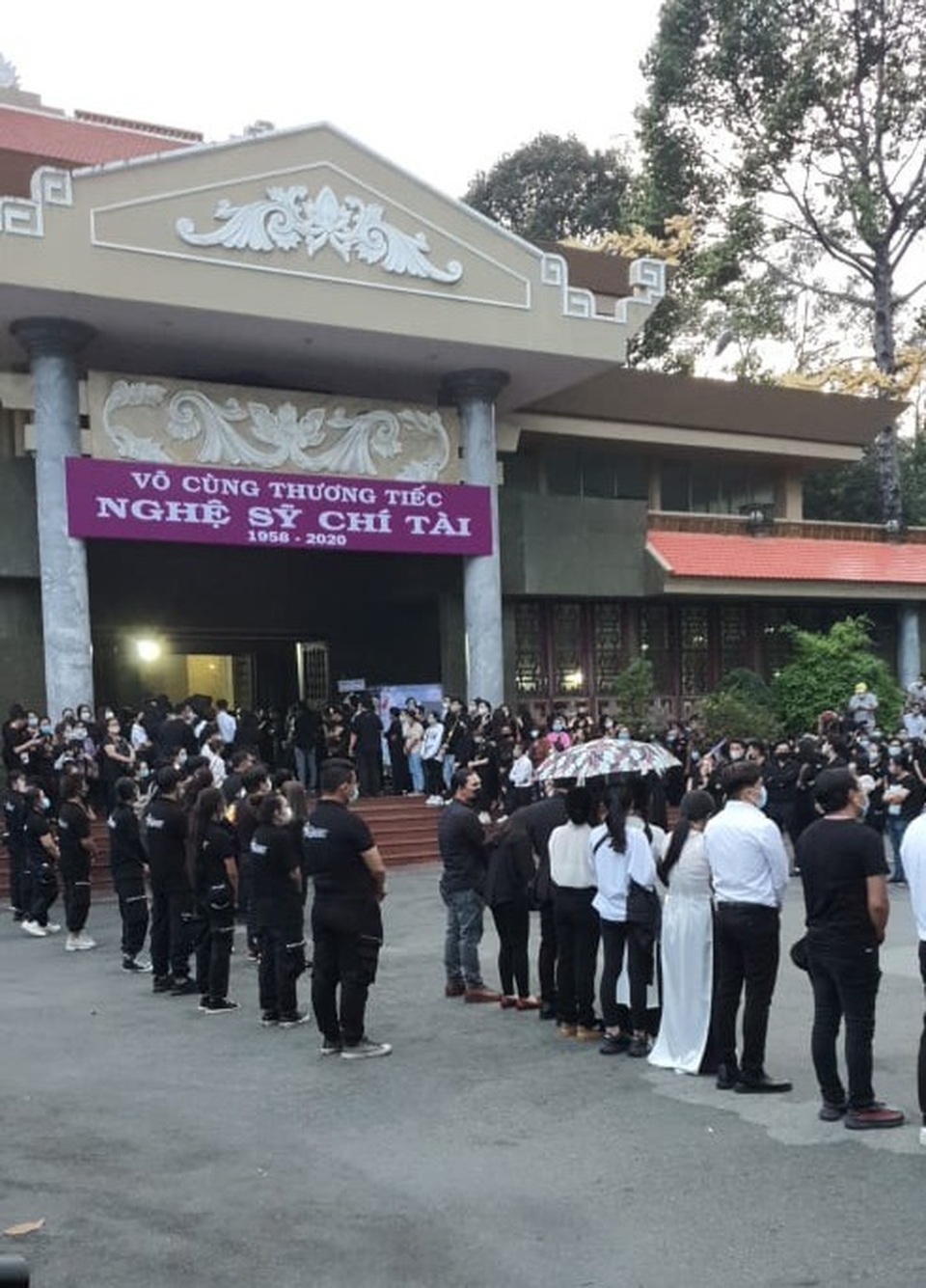 NSƯT Hoài Linh bật khóc nức nở khi nói lời tiễn biệt Chí Tài - 3 NSƯT Hoài Linh bật khóc nức nở khi nói lời tiễn biệt Chí Tài - 3