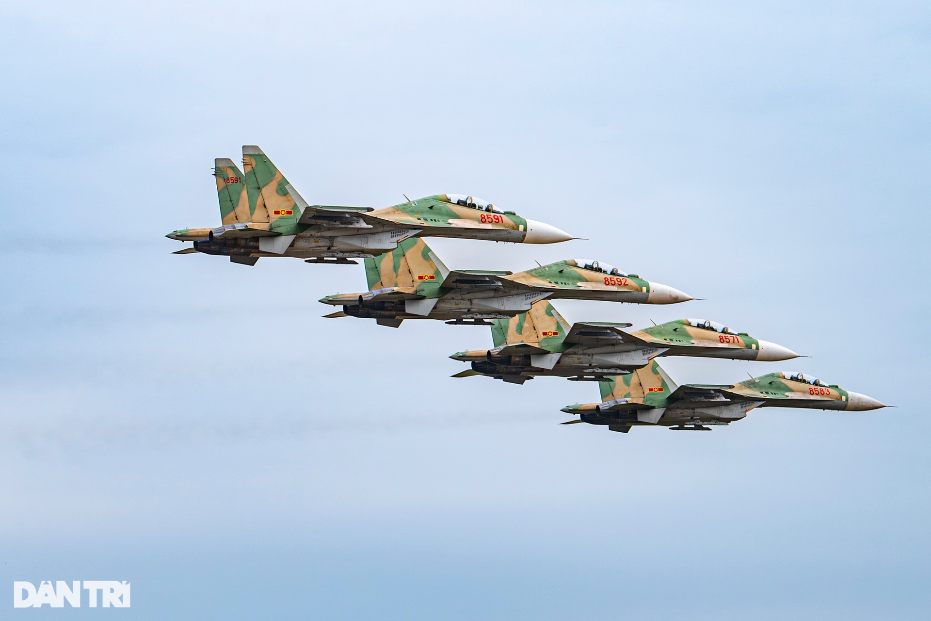 Những phi công huấn luyện hổ mang chúa SU-30MK2 tại Triển lãm Quốc phòng - 12 Những phi công huấn luyện hổ mang chúa SU-30MK2 tại Triển lãm Quốc phòng - 12