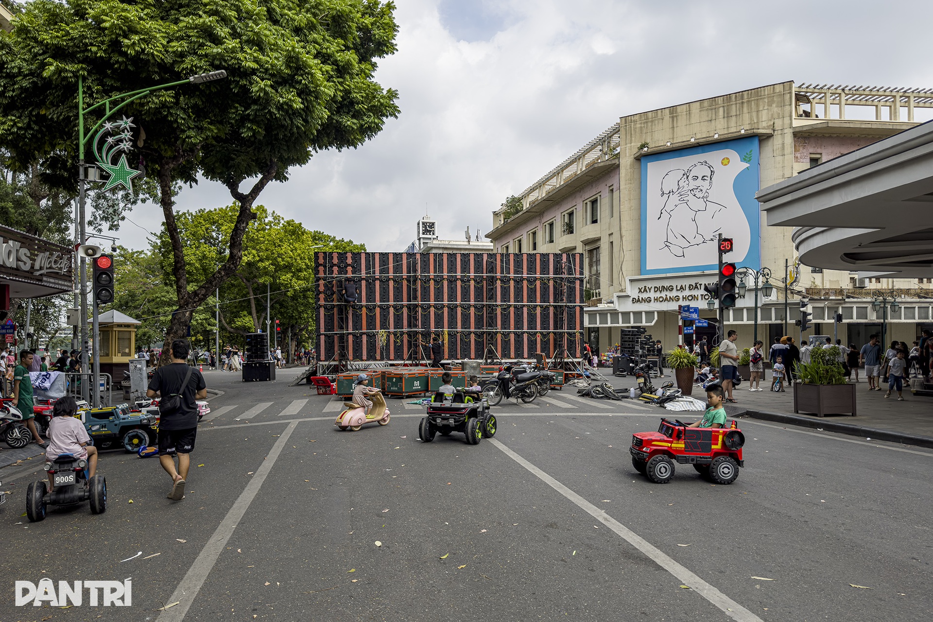 Nhiều sân khấu lớn vẫn dựng lên quanh không gian hồ Hoàn Kiếm dịp cuối tuần - 7 Nhiều sân khấu lớn vẫn dựng lên quanh không gian hồ Hoàn Kiếm dịp cuối tuần - 7