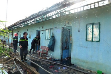 TPHCM: Bãi cỏ bốc cháy, 11 phòng trọ bị thiêu rụi