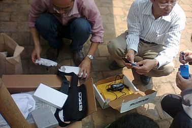 Đặt máy kiểm tra, lấy mẫu “giải mã” hiện tượng tự bốc cháy