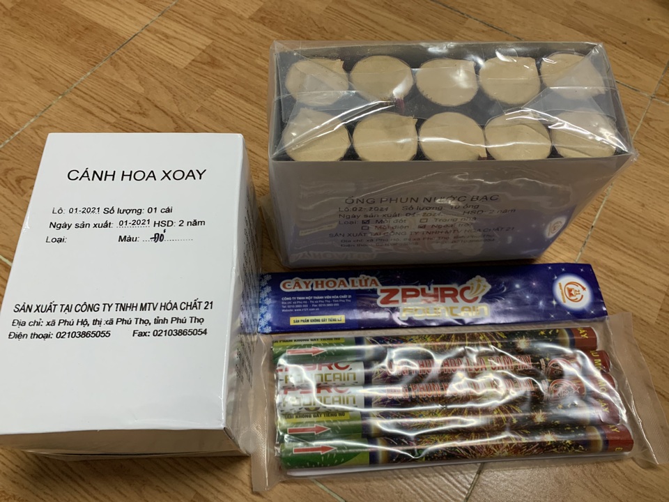 Người dân đội mưa tới mua pháo, đốt trải nghiệm ngay trước Tết ở Hà Nội - 9 Người dân đội mưa tới mua pháo, đốt trải nghiệm ngay trước Tết ở Hà Nội - 9