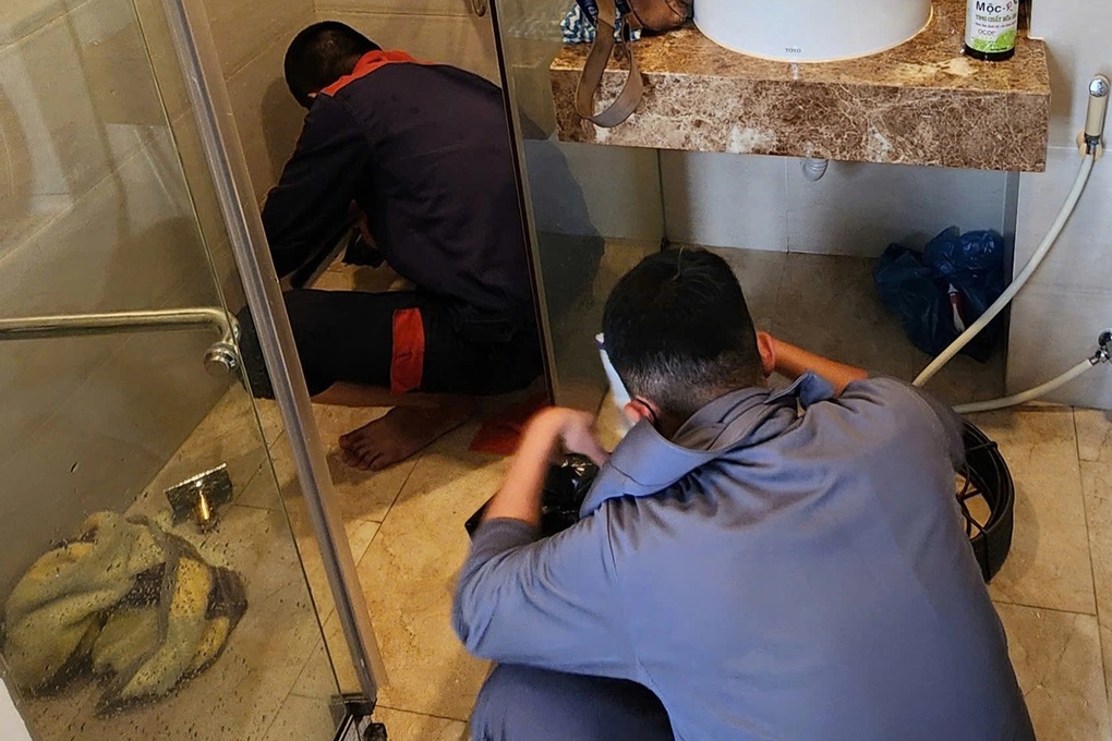 Thợ thông cống bất lực khi khách hàng bị “móc túi” gần chục triệu đồng - 1 Thợ thông cống bất lực khi khách hàng bị “móc túi” gần chục triệu đồng - 1
