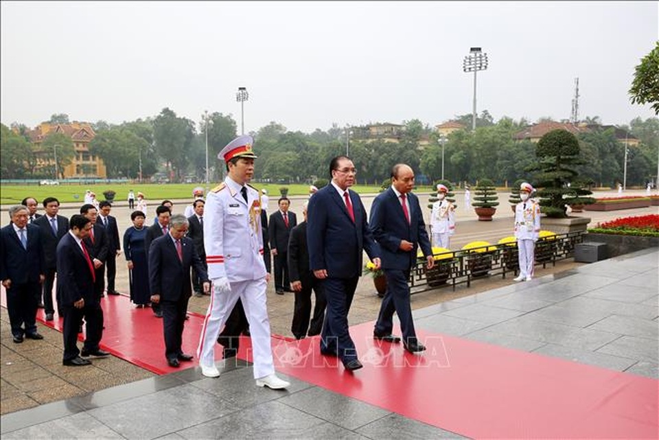 Thủ tướng vào Lăng viếng Bác nhân 45 năm Ngày thống nhất đất nước - 1 Thủ tướng vào Lăng viếng Bác nhân 45 năm Ngày thống nhất đất nước - 1