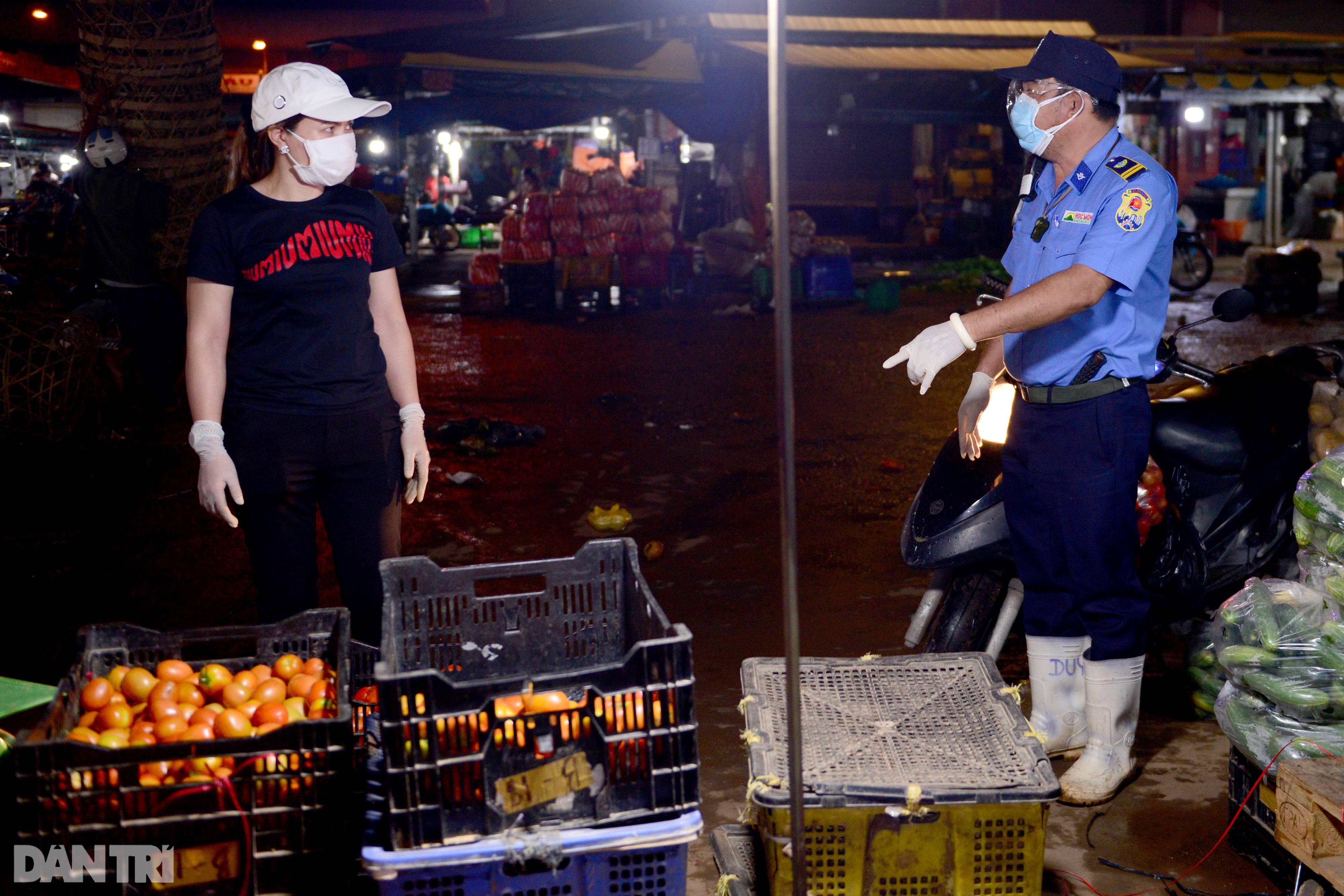 Tiểu thương kẹt hàng chục tấn rau củ khi chợ Hóc Môn bất ngờ đóng cửa - 9 Tiểu thương kẹt hàng chục tấn rau củ khi chợ Hóc Môn bất ngờ đóng cửa - 9